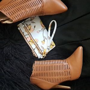 🏷A New Day Wristlet